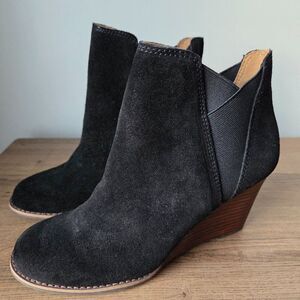 NWOB LUCKY BRAND YOUSE BLACK LEATHER UPPER STACKED WEDGE HEELS BOOTIES SIZE 8M